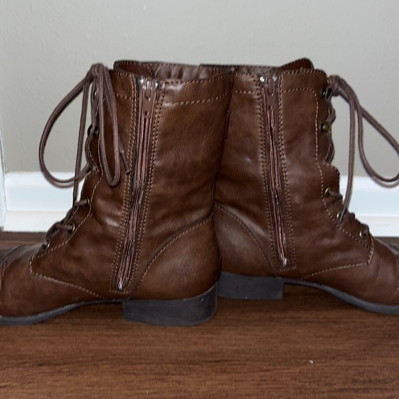 Women’s Lace Up Boots - Picture 2 of 6